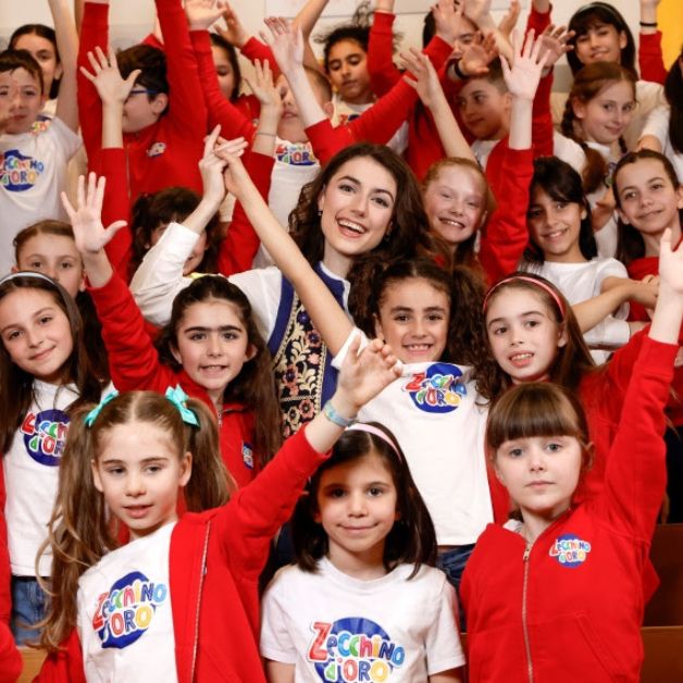 Per la prima volta in Arena, 800 bambini da tutta Italia canteranno sul palco per 'Il cielo è di tutti' del 10 maggio