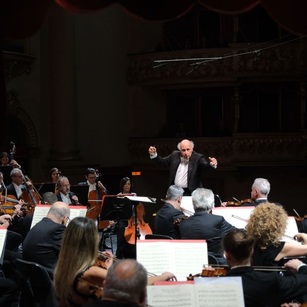 Riprendono i concerti sinfonici al Teatro Filarmonico, archi protagonisti con il sax di Di Bacco