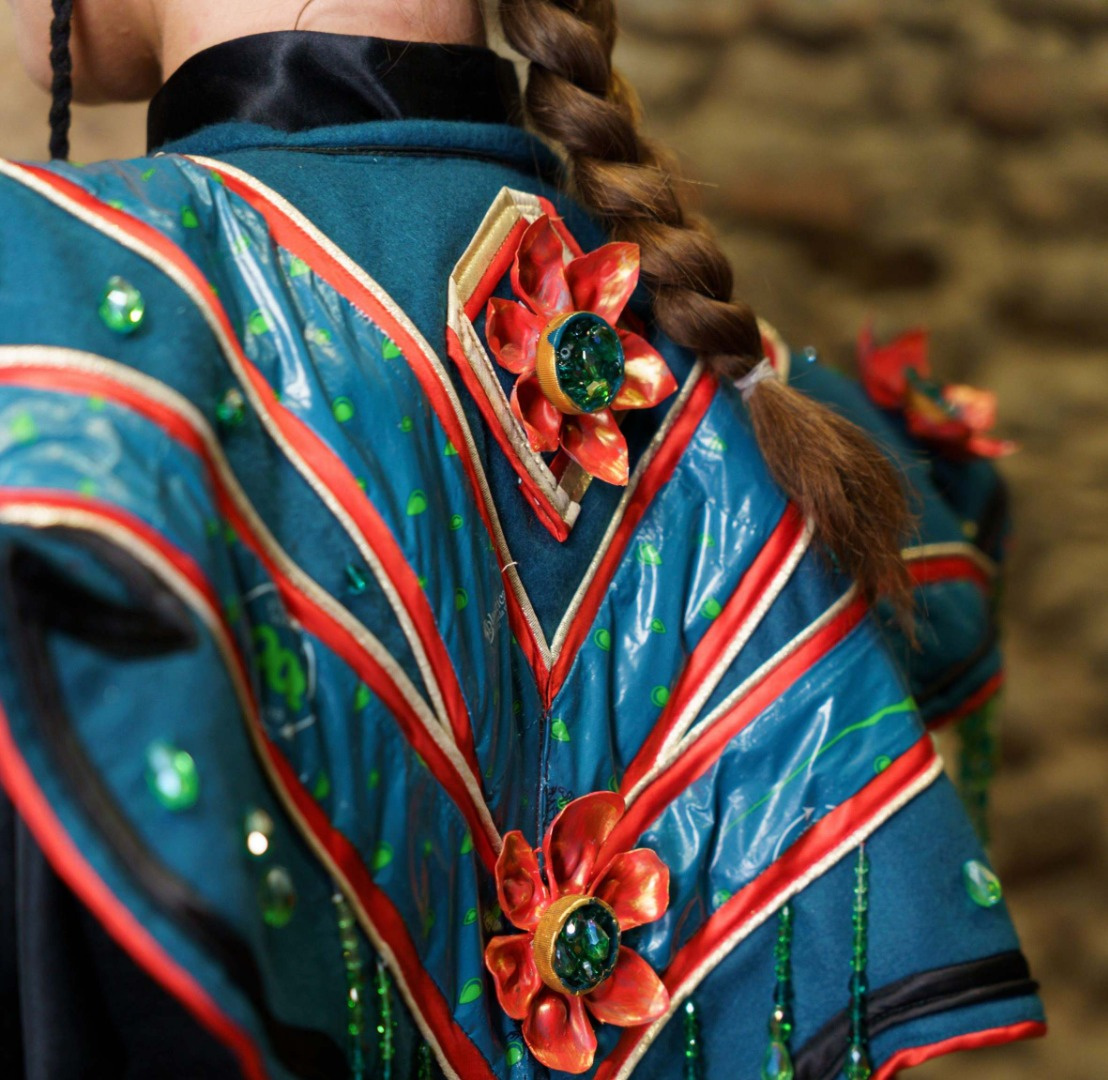 La plastica riciclata diventa un costume di alta sartoria. Turandot e Acqua S.Bernardo celebrano un secolo di storia in Arena