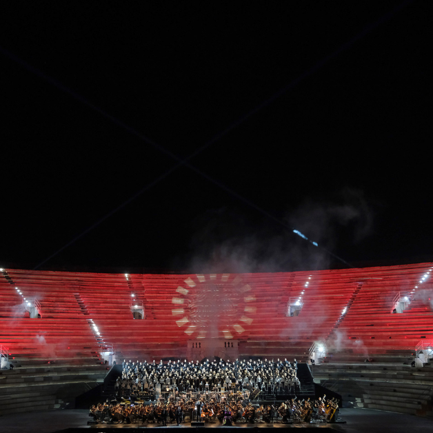 I monumentali Carmina Burana risuonano il 13 agosto e aprono tre giorni di grandi debutti in Arena