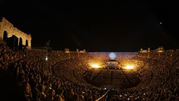 I monumentali Carmina Burana risuonano il 13 agosto e aprono tre giorni di grandi debutti in Arena